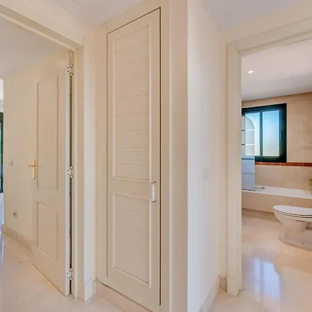 Modern And Spacious 2 Bdrm Penthouse With 3 Pools Apartment *