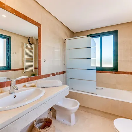 Modern And Spacious 2 Bdrm Penthouse With 3 Pools Apartment *