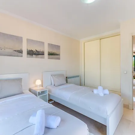 Modern And Spacious 2 Bdrm Penthouse With 3 Pools Apartment *