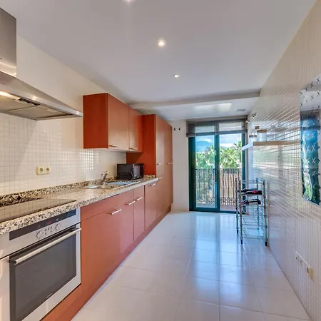 Modern And Spacious 2 Bdrm Penthouse With 3 Pools Apartment