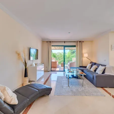 Modern And Spacious 2 Bdrm Penthouse With 3 Pools Apartment