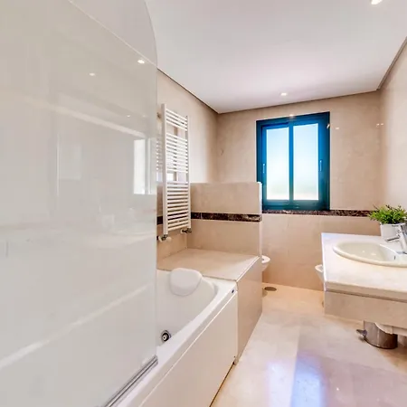 Modern And Spacious 2 Bdrm Penthouse With 3 Pools *