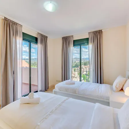Modern And Spacious 2 Bdrm Penthouse With 3 Pools