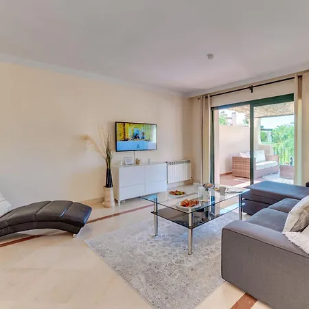 Modern And Spacious 2 Bdrm Penthouse With 3 Pools Apartment