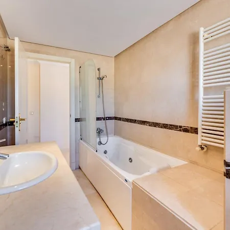 Modern And Spacious 2 Bdrm Penthouse With 3 Pools